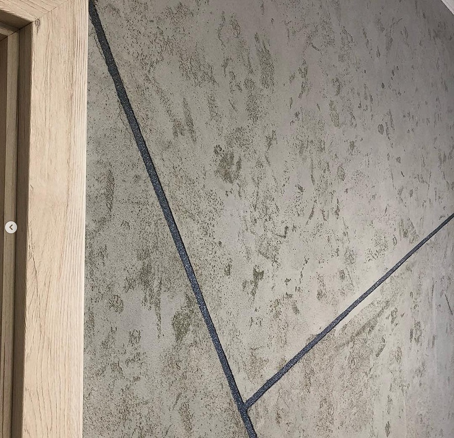 Detail spáry zvýrazněné efektem Diamento Carbon.